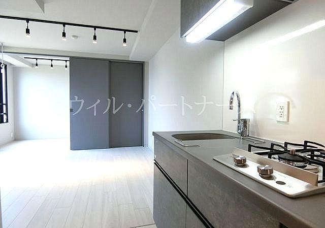 �y�����E���r���O�z�@�����Ɩ��̓��C�e�B���O���[�����̗p�I